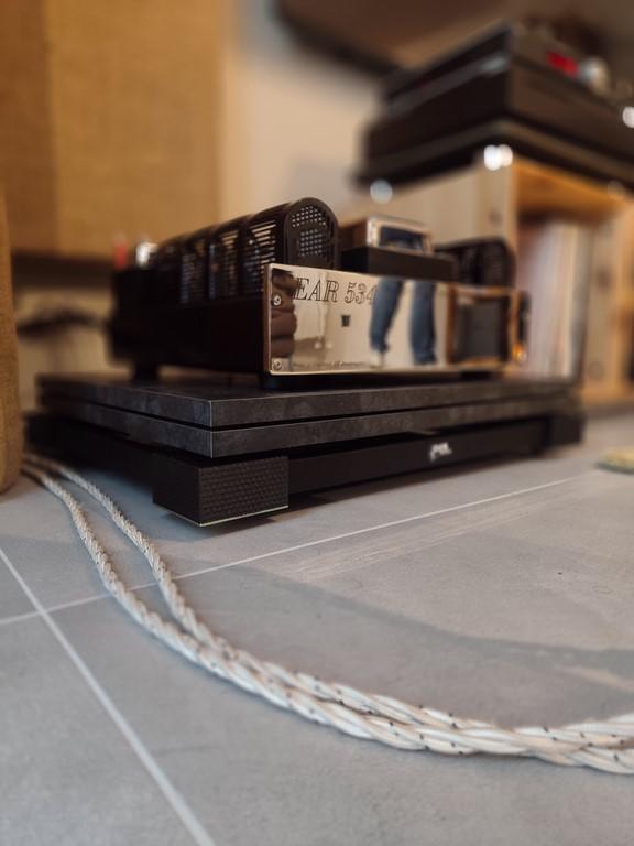 Base per amplificatori da mettere sul pavimento con tecnologia brevettata audio Stand per amplificatori GRAVITY Demaudio base audio hi-fi