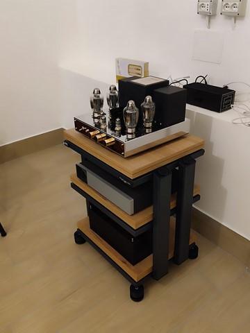 Aurea plus Demaudio artigianali realizzati in Italia tower in ambiente Rack hi-fi artigianale Aurea Plus su misura con finiture personalizzate Demaudio