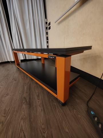 Varie Demaudio Extrema claasic two made in Italy personalizzato su misura per ogni ambiente showroom 2 ripiani nero e arancione Mobile hi-fi artigianale ExTrema Classic two Demaudio