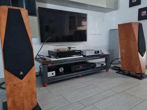 Varie Demaudio Extrema claasic two made in Italy personalizzato su misura per ogni ambiente showroom vista di lato Mobile hi-fi artigianale ExTrema Classic two Demaudio