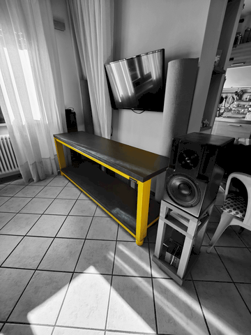ExTrema evo Demaudio rack antivibrazione e su misura personalizzato giallo e ardesia in ambiente Mobile hi-fi artigianale ExTrema Evo Demaudio