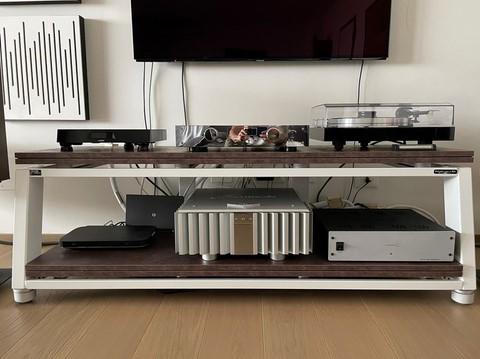 Demaudio EVO torre di Pisa rack bianco e ruggine vista frontale Mobile hi-fi artigianale ExTrema EVO torre di Pisa Demaudio